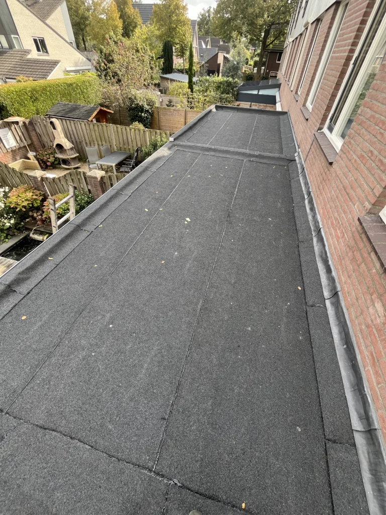 Vakkundig gerenoveerd plat dak met nieuwe bitumen dakbedekking door De Dakdekker Den Haag in de regio Haaglanden.
