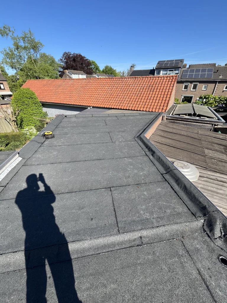 Overzicht van een volledig vernieuwd bitumen dak uitgevoerd door de specialisten van De Dakdekker Den Haag.