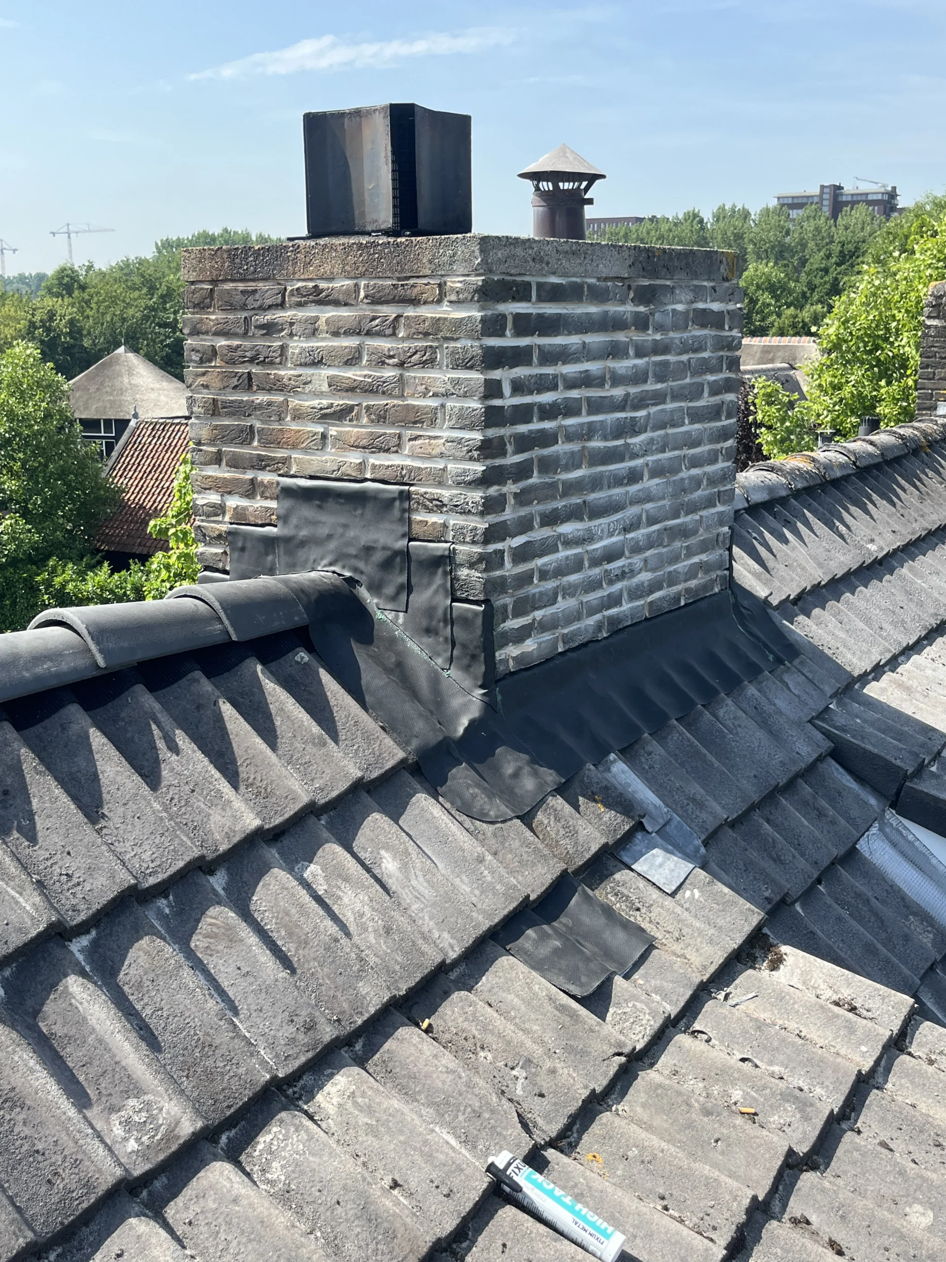 Vakkundige schoorsteenreparatie met nieuwe waterdichte afwerking uitgevoerd in Den Haag.